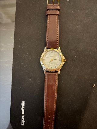 Reloj Orient Quartz 50 Meters, partículas oro