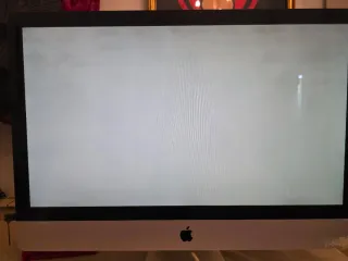 Mac 27 formattato con tastiera e mouse