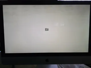 Mac 27 formattato con tastiera e mouse