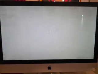 Mac 27 formattato con tastiera e mouse