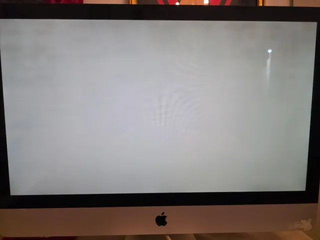 Mac 27 formattato con tastiera e mouse