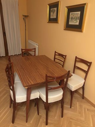 mesa y sillas de salón