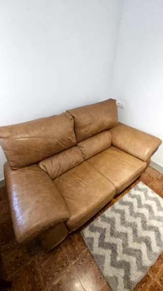 Sofá de piel marrón