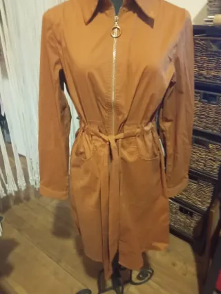 Gabardina elegante como vestido