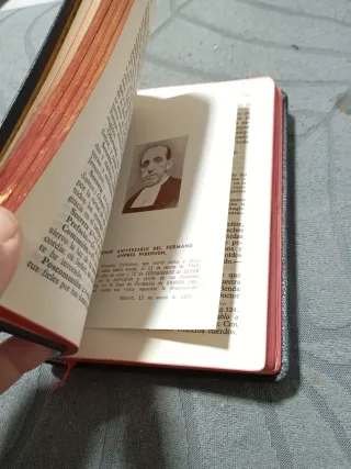 Libro con baño de oro8€8€