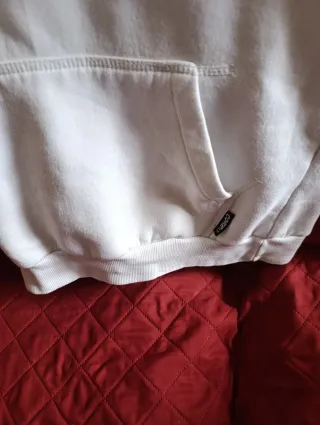 Sudadera blanca con capucha