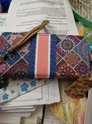 Monedero con diseño étnico y correa