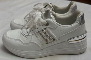 Zapatillas Blancas y Plateadas Mujer