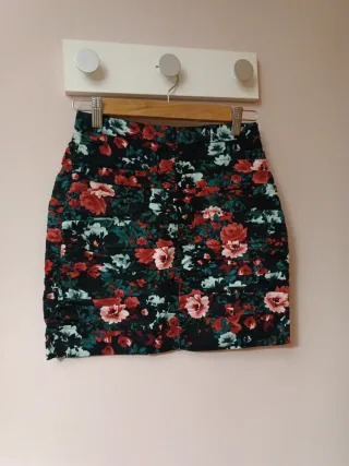 Falda floral negra