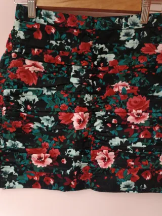 Falda floral negra