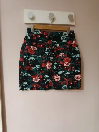 Falda floral negra