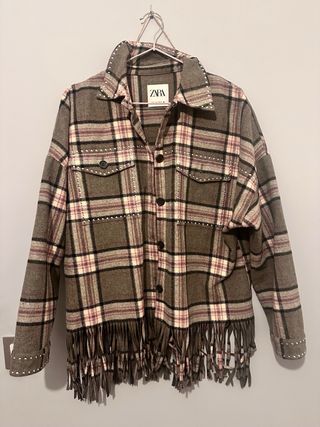 Chaqueta Zara cuadros con flecos y tachuelas