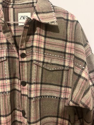 Chaqueta Zara cuadros con flecos y tachuelas