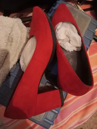 Zapatos de tacón rojos