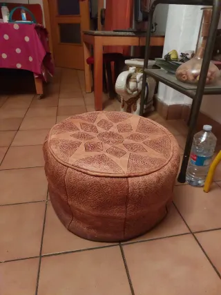 Puff árabe de piel marrón y rojo