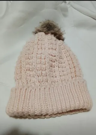 Gorro de lana rosa con pompón