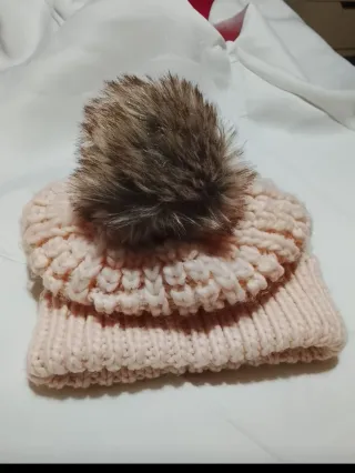 Gorro de lana rosa con pompón