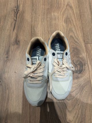 Deportivas Mustang grises y blancas