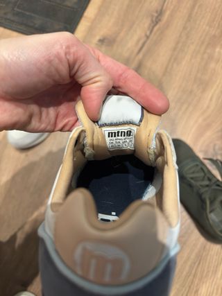 Deportivas Mustang grises y blancas