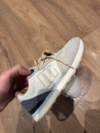 Deportivas Mustang grises y blancas