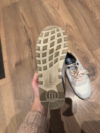 Deportivas Mustang grises y blancas