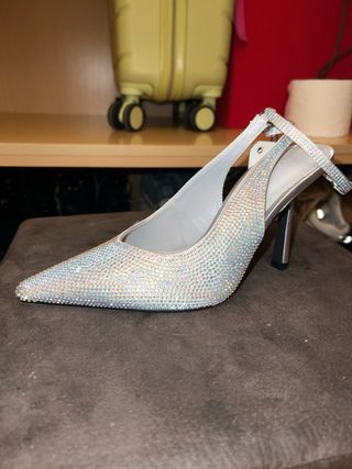 Tacón plateado brillante con tiras