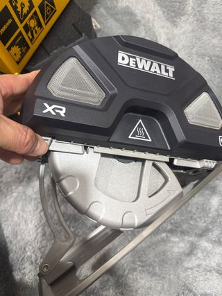 Dewalt DCS383N 18V sierra circular de metal.