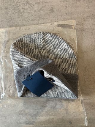 Cappello a scacchi grigio chiaro