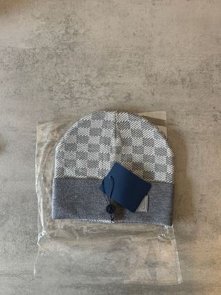 Cappello a scacchi grigio chiaro