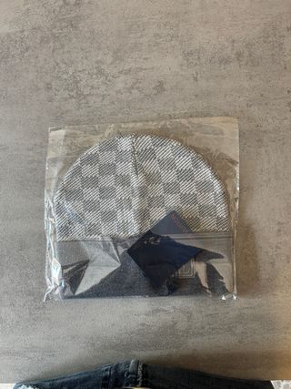 Cappello a scacchi grigio chiaro