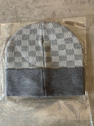Cappello a scacchi grigio chiaro