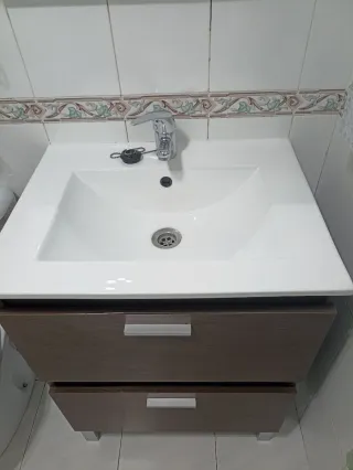 Mueble de baño y lavabo blanco
