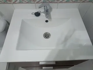 Mueble de baño y lavabo blanco
