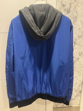 Cazadora Zara Basic Talla XL/44 Azul y fondo Gris