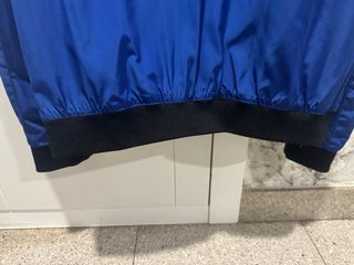 Cazadora Zara Basic Talla XL/44 Azul y fondo Gris