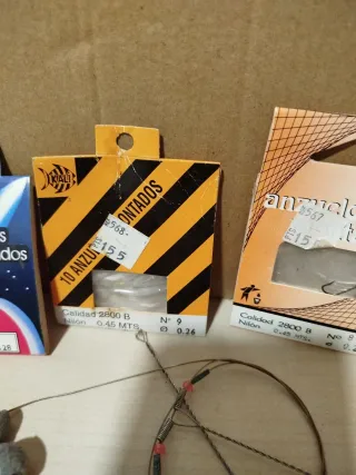 Anzuelos y plomos de pesca