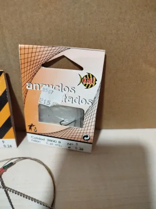 Anzuelos y plomos de pesca