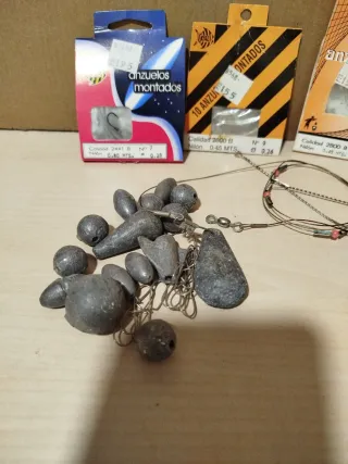 Anzuelos y plomos de pesca