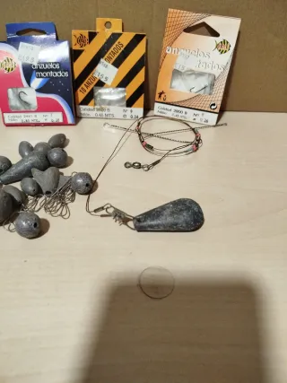 Anzuelos y plomos de pesca
