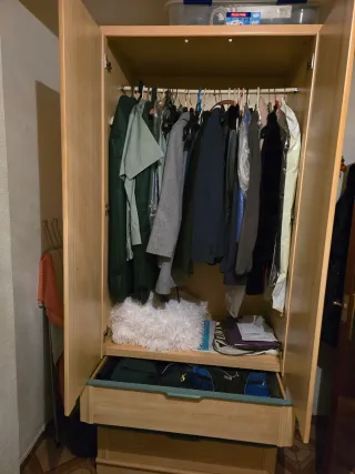 Camas,esceitorio,mesas,sillas,armarios,espejo.....