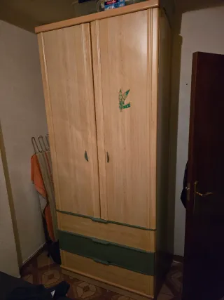 Camas,esceitorio,mesas,sillas,armarios,espejo.....