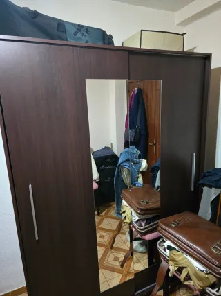 Camas,esceitorio,mesas,sillas,armarios,espejo.....