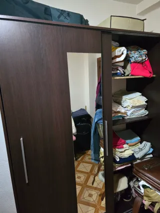 Camas,esceitorio,mesas,sillas,armarios,espejo.....