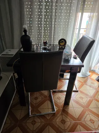 Camas,esceitorio,mesas,sillas,armarios,espejo.....