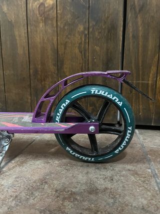 Patinete morado con ruedas