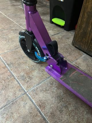 Patinete morado con ruedas
