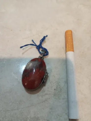 Pastillero antiguo con piedra roja