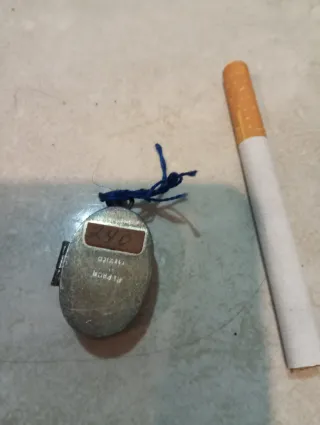 Pastillero antiguo con piedra roja