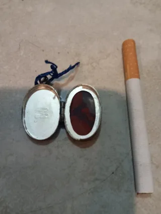 Pastillero antiguo con piedra roja