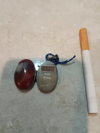 Pastillero antiguo con piedra roja